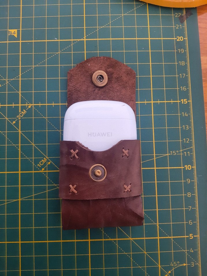 Düğmeli Kahverengi kablosuz kulaklık kabı - Görsel 2