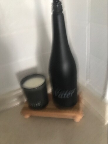 Dekor mum ve su şişesi