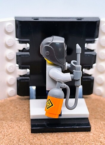 Walt Disney World Lego CMF Seri 11 Welder Minifigürü 