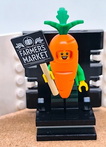 Lego CMF Seri 24 Carrot Mascot
