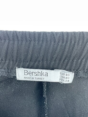 xs Beden siyah Renk Bershka Kumaş Pantolon %70 İndirimli.