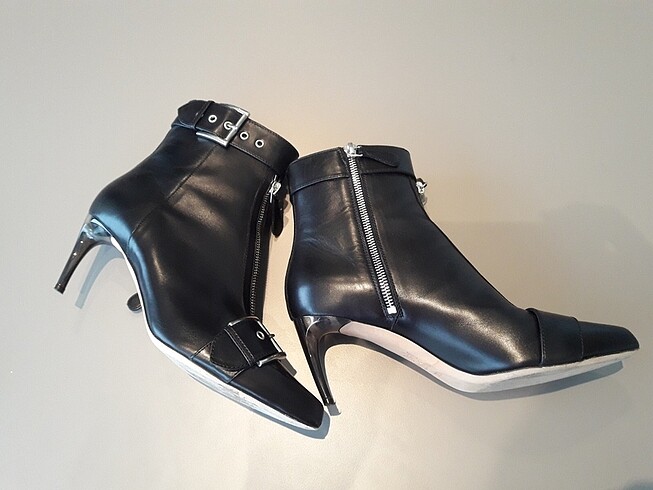 Alexander McQueen ALEXANDER MCQUENN 38,5 NUMARA SİYAH İNCE TOPUKLU KISA BOT C