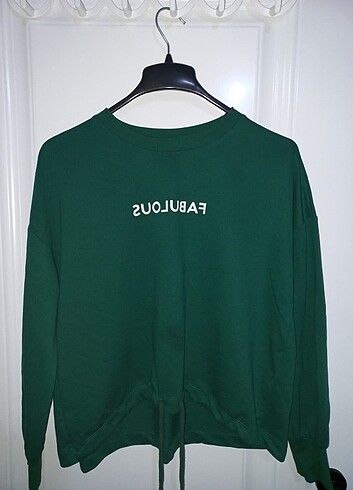 Yeşil üstü yazılı sweatshirt 