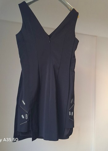 Siyah metal detaylı  V Yakalı Midi Elbise - Görsel 3