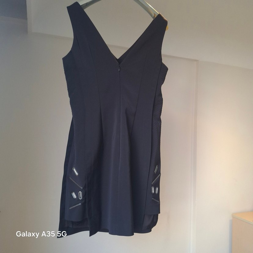 Siyah metal detaylı  V Yakalı Midi Elbise - Görsel 3