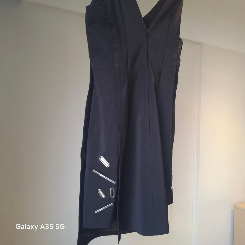 Siyah metal detaylı  V Yakalı Midi Elbise - Görsel 4