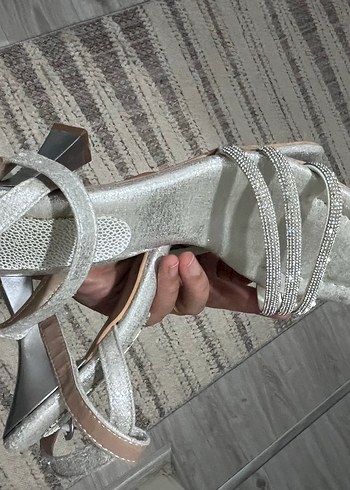 38 Beden Tokalı Gri Yılan Desenli İnce Topuklu Kadın Ayakkabı