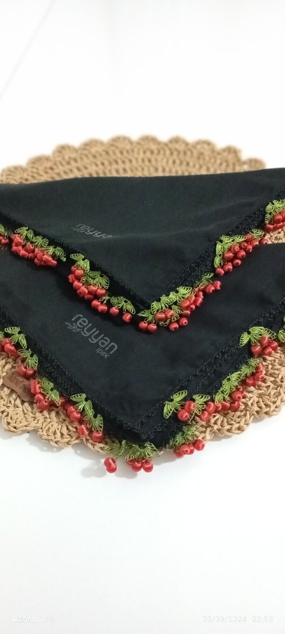 Boncuk İşlemeli el emeği iğne oyasıdir - Görsel 2