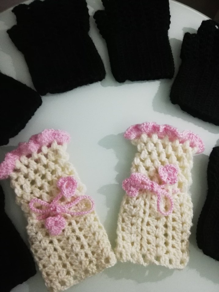 Beyaz ve Siyah Örgü Kadın Eldivenleri - Görsel 2