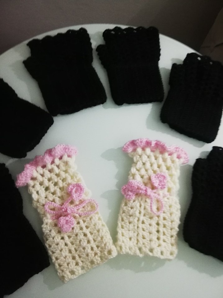 Beyaz ve Siyah Örgü Kadın Eldivenleri - Görsel 3