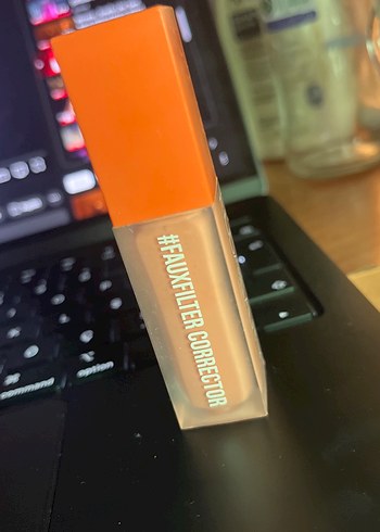 Huda Beauty Huda Beauty Peach Rengi Corrector