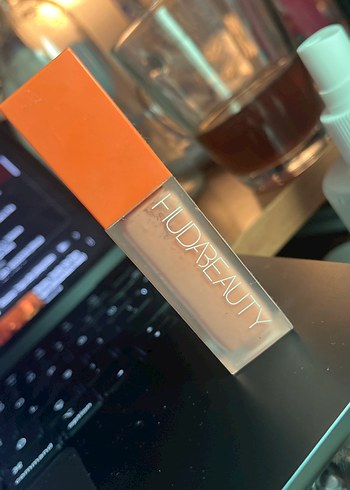Huda Beauty Peach Rengi Corrector