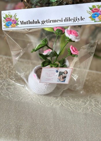 Pembe Pastel Renkli Örgü Vazoda Çiçekler