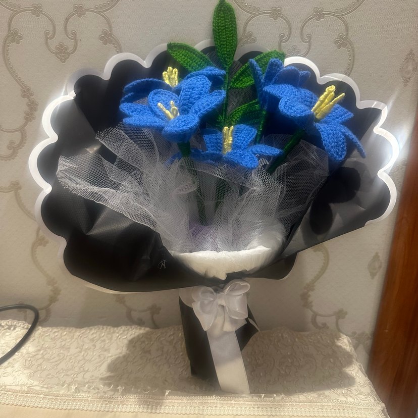 El Yapımı Mavi Örgü Çiçek Buketi - Görsel 4