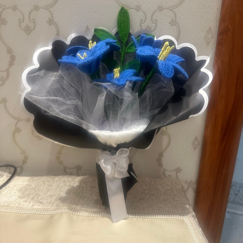 El Yapımı Mavi Örgü Çiçek Buketi - Görsel 5