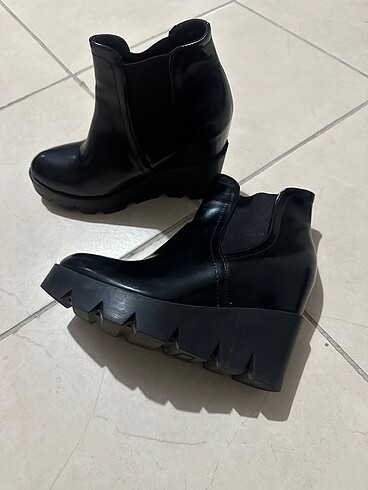 Zara Rugan dolgu topuklu bot