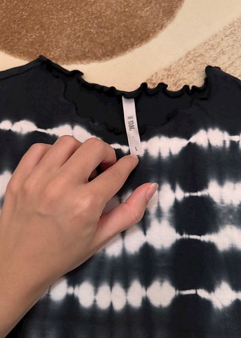 Kadın Siyah Batik Desenli Kısa Kollu Bluz - Görsel 3