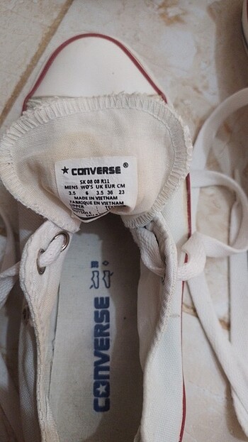 Converse 36 numara fotoda belirttiğim minik bir açılma var yapıştırılacak