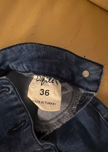 Diğer Düğmeli Siyah Batik Desenli Mini Jean Şort