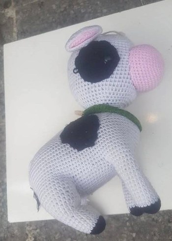 El Örgüsü Beyaz ve Gri Oyuncak İnek