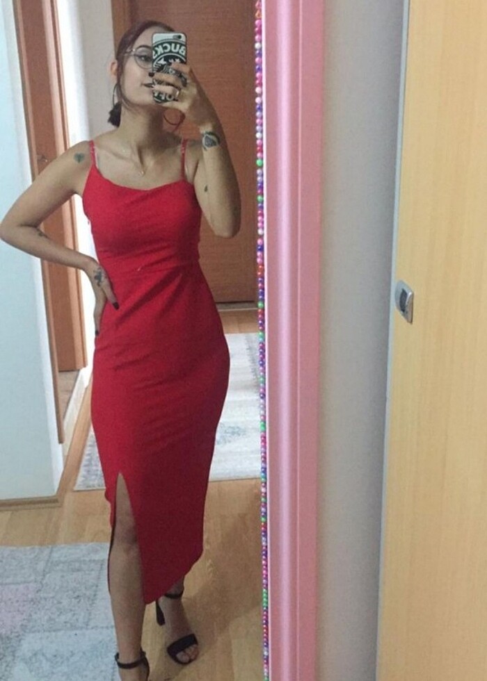 Kırmızı yırtmaçlı elbise  - Görsel 2