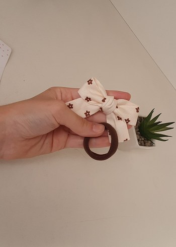 Beden Bej Çiçek Desenli Fiyonk Toka