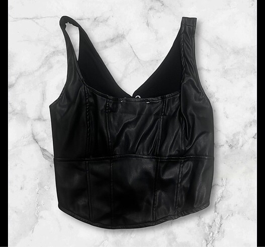 Bershka Yandan fermuarli Deri crop