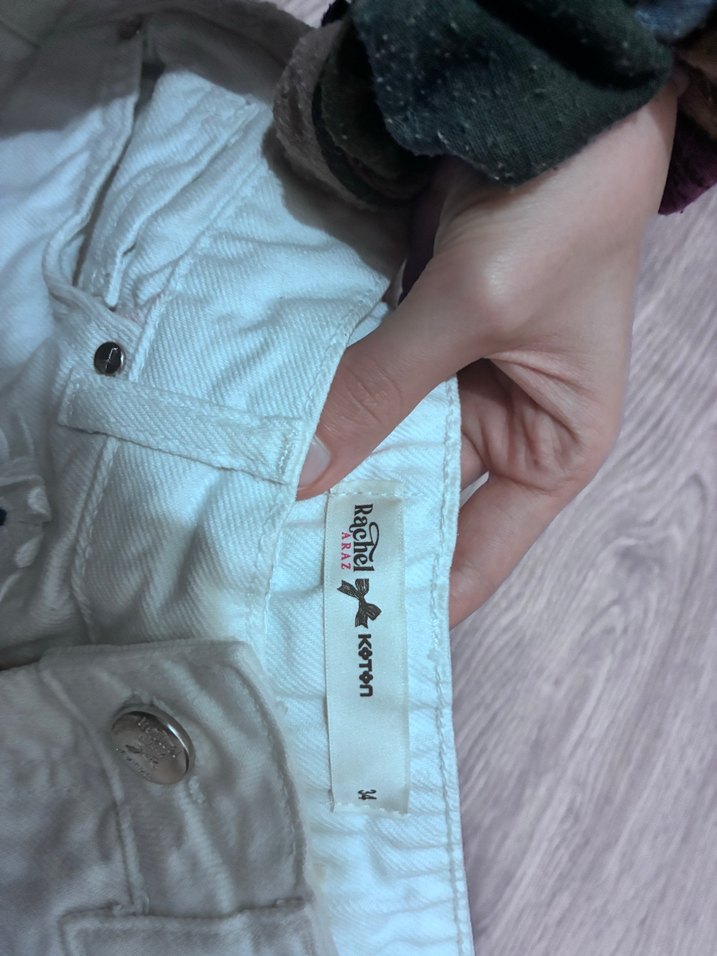 Düğmeli Beyaz Keten Mini Şort - Görsel 3