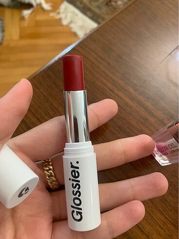  Beden Glossier lipstick