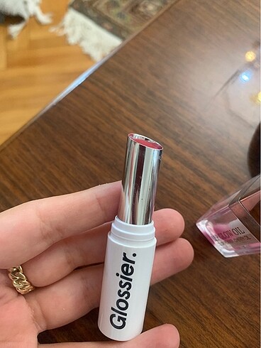  Beden pembe Renk Glossier lipstick