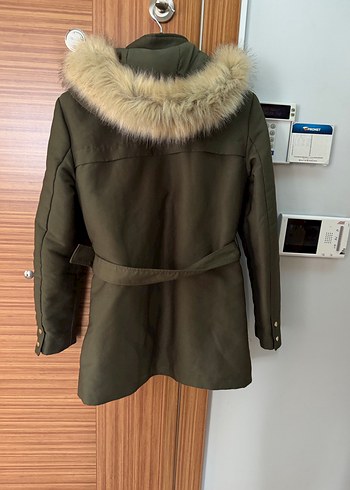 Kürk detaylı kapüşonlu parka - Görsel 2