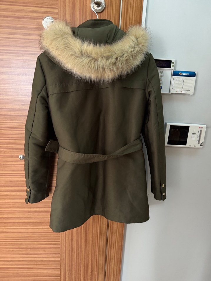 Kürk detaylı kapüşonlu parka - Görsel 2