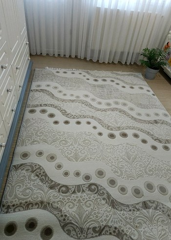 Beyaz ve Gri Desenli Halı