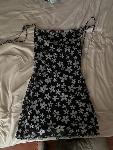 bershka siyah çiçekli mini elbise