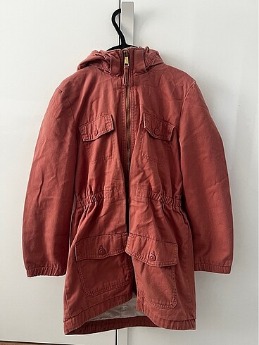 8 Yaş Beden H&M kapüşonlu parka 8-9 yaş.
