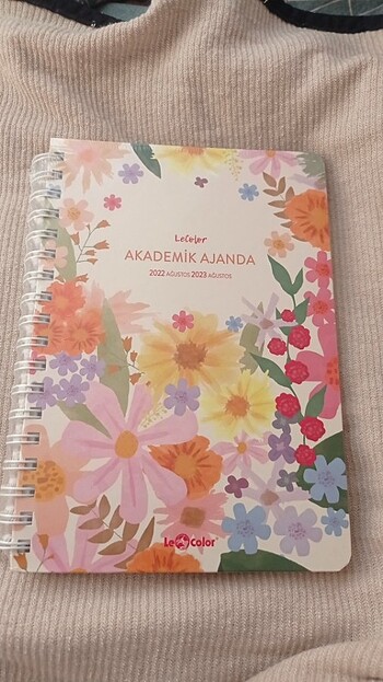 Le color akademik ajanda