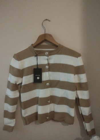 Bej Beyaz Çizgili Düğmeli Kadın Hırka - Görsel 2