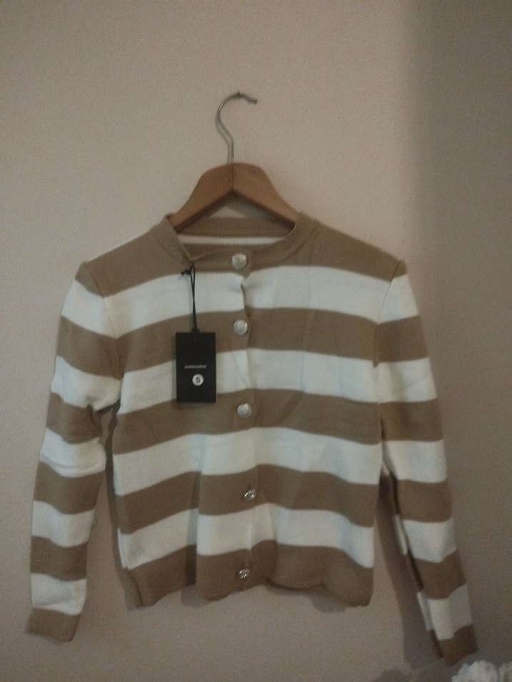 Bej Beyaz Çizgili Düğmeli Kadın Hırka - Görsel 2