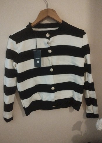 Düğmeli Siyah Beyaz Çizgili Kadın Hırka - Görsel 2