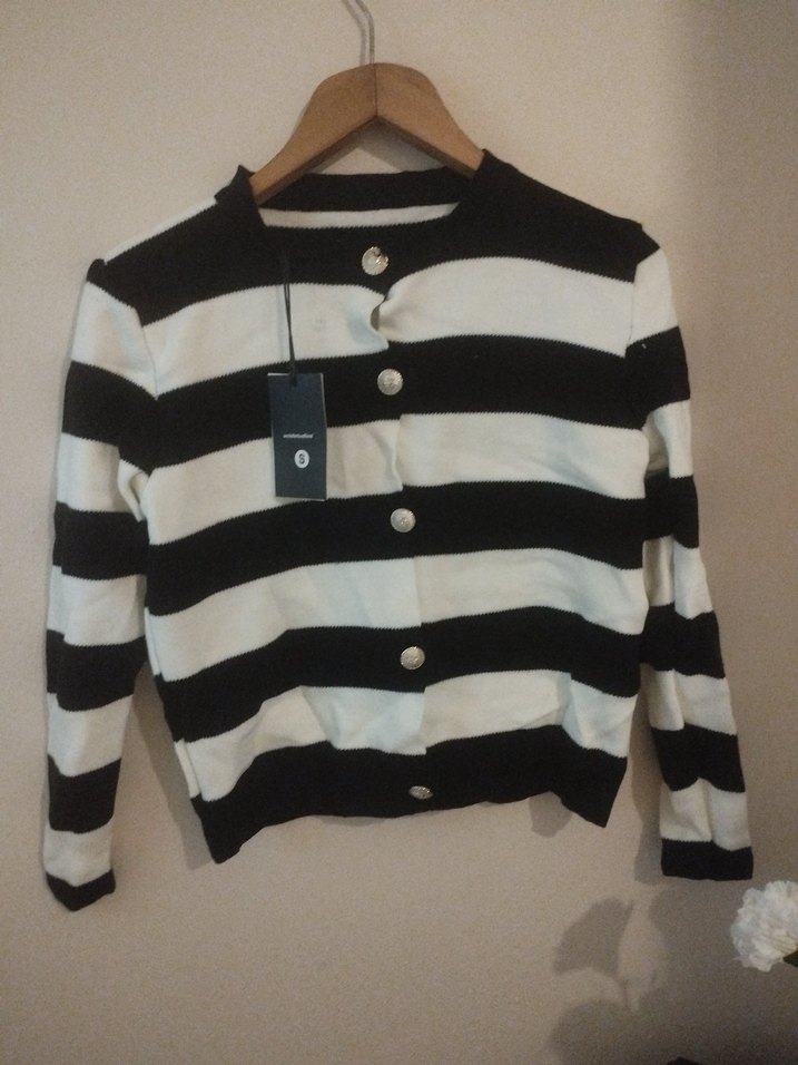 Düğmeli Siyah Beyaz Çizgili Kadın Hırka - Görsel 2