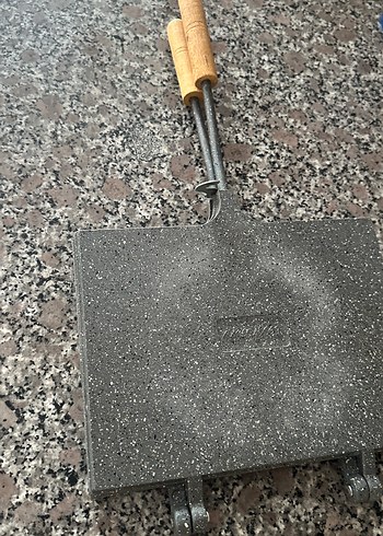 Gri Döküm Tost Makinesi Ahşap Saplı