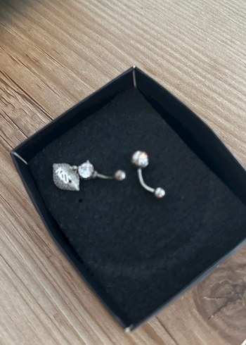 Gri Boncuklu Minimalist Goth Göbek Piercingi