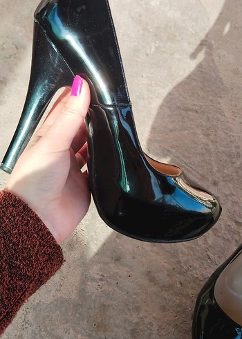 Parlak Siyah Rugan Stiletto Topuklu Kadın Ayakkabı - Görsel 4