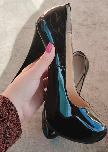 Parlak Siyah Rugan Stiletto Topuklu Kadın Ayakkabı - Görsel 3