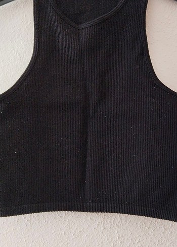 Siyah Yüksek Yakalı Kolsuz Crop Top - Görsel 2