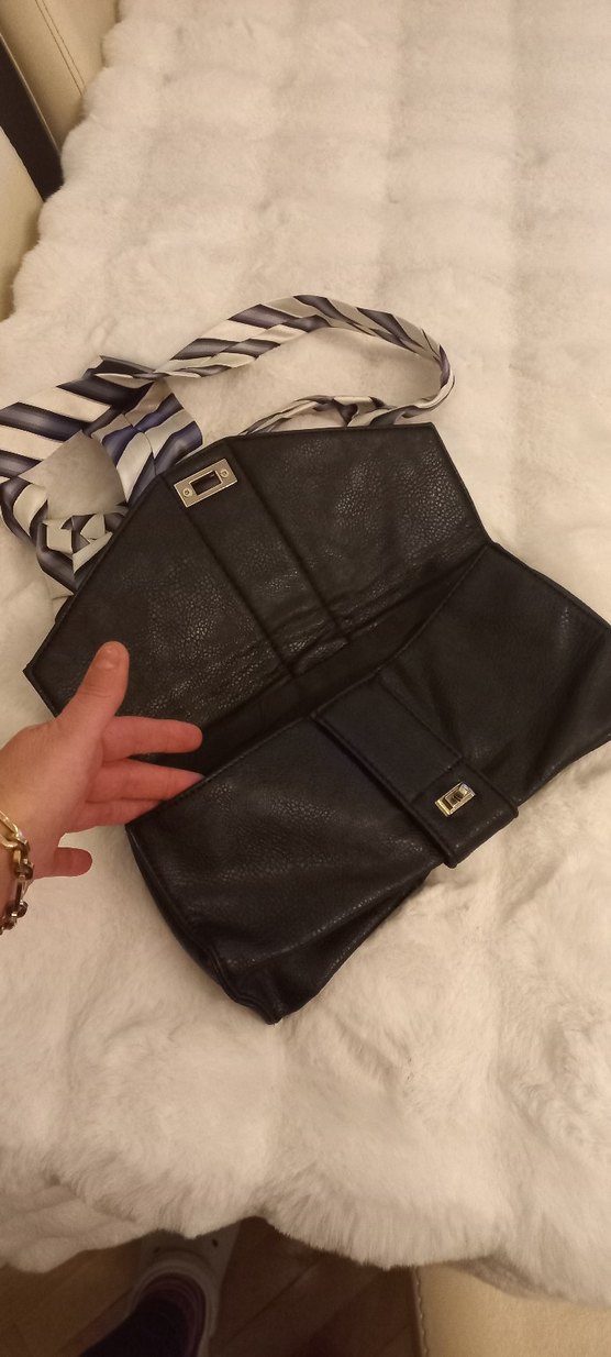 Klasik Siyah Deri Tokalı Kadın Çanta - Görsel 4