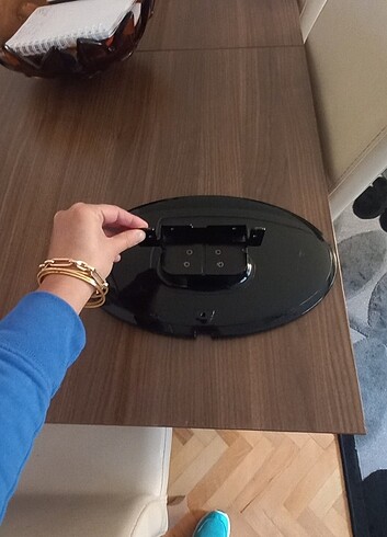 TV ayağı marka model bilmiyorum LG veyaPanasonic olabilir 