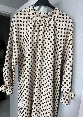 Uzun Kollu Bej Puantiyeli Uzun Elbise - Görsel 3