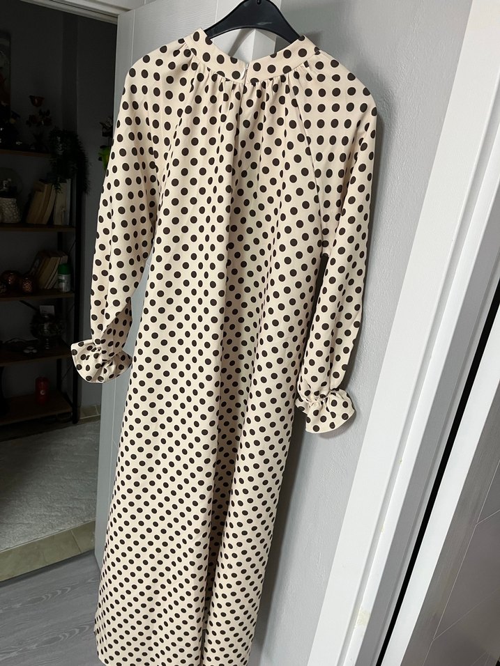 Uzun Kollu Bej Puantiyeli Uzun Elbise - Görsel 2