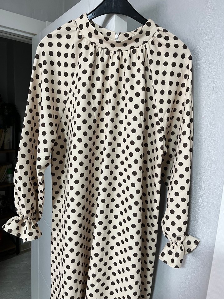 Uzun Kollu Bej Puantiyeli Uzun Elbise - Görsel 3